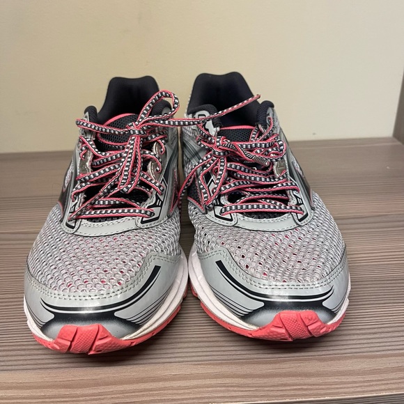 Mizuno 9.5 pink blue and white gently worn - Picture 2 of 4